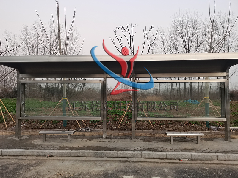 不銹鋼候車亭材質(zhì)耐腐蝕，使用壽命長